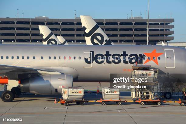 flugzeuge in melbourne flughafen, australien - melbourne airport stock-fotos und bilder