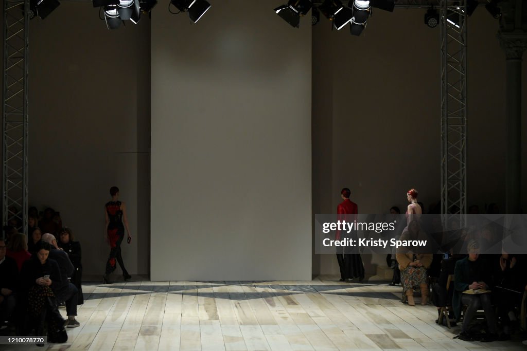 Alexander McQueen : Runway - Paris Fashion Week Womenswear Fall/Winter 2020/2021