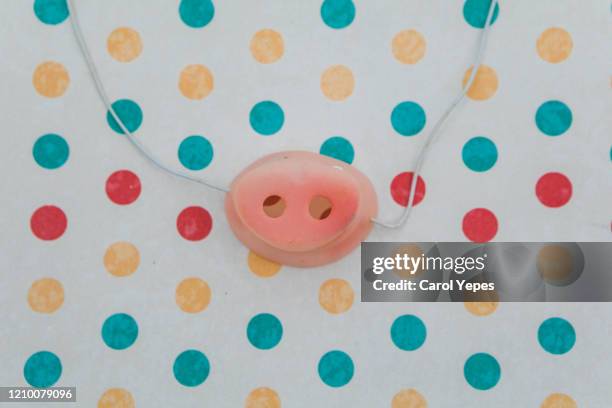 plastic carnival pig nose in polka dots background - nose mask fotografías e imágenes de stock