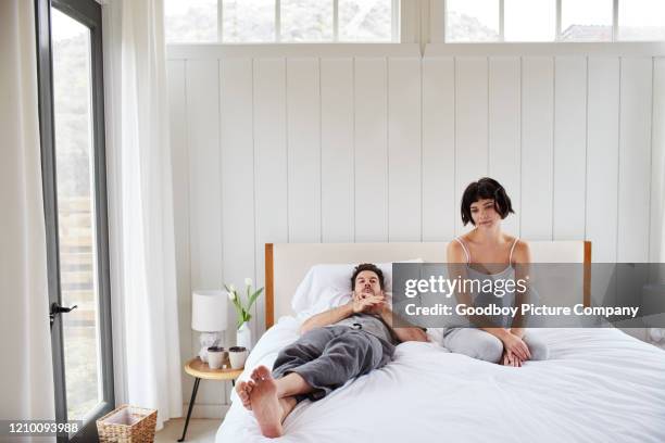 jeune couples s’asseyant dans le silence sur leur bâti dans le matin - dysfonctionnement de l'érection photos et images de collection