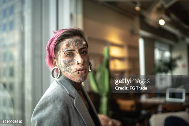 retrato de una empresaria de medio adulto en la oficina - punk person fotografías e imágenes de stock