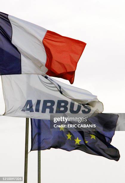 Le drapeau de la société Airbus flotte entre le drapeau français et le drapeau européen à l'entrée du siège de la société Airbus à Toulouse, le 04...