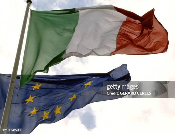 Le drapeau italien et le drapeau européen flottent au vent devant le Parlement Européen à Strasbourg le 01 juillet 2003. L'Italie pour le second...