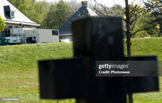 - Lockdown Covid-19 in Belgie: Begraafplaats Verrewinkel in Ukkel : twee koelcontainers bij de ingang om de doden Covid-19 op te bergen - Lockdown...