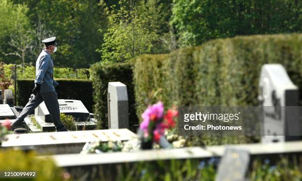 - Lockdown Covid-19 in Belgie: Begraafplaats Verrewinkel in Ukkel : twee koelcontainers bij de ingang om de doden Covid-19 op te bergen - Lockdown...