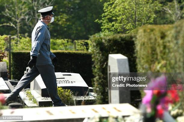 - Lockdown Covid-19 in Belgie: Begraafplaats Verrewinkel in Ukkel : twee koelcontainers bij de ingang om de doden Covid-19 op te bergen - Lockdown...