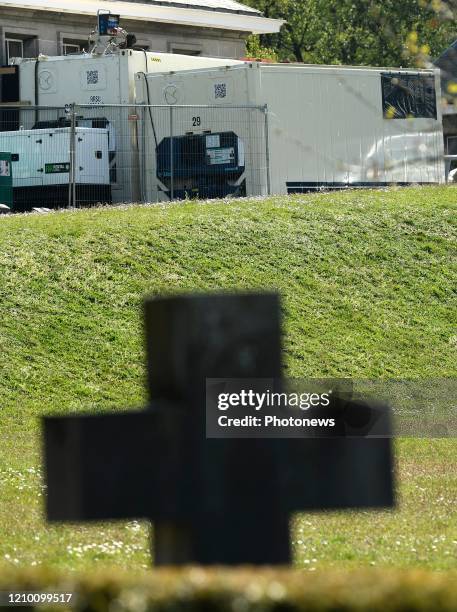 - Lockdown Covid-19 in Belgie: Begraafplaats Verrewinkel in Ukkel : twee koelcontainers bij de ingang om de doden Covid-19 op te bergen - Lockdown...