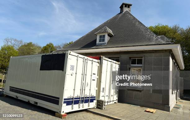 - Lockdown Covid-19 in Belgie: Begraafplaats Verrewinkel in Ukkel : twee koelcontainers bij de ingang om de doden Covid-19 op te bergen - Lockdown...