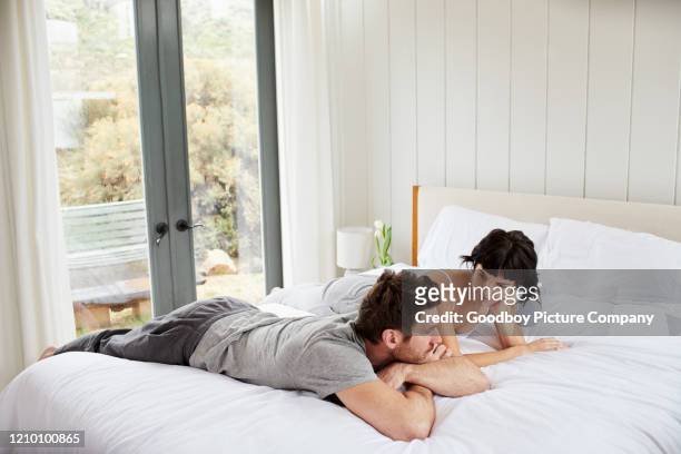  fotos e imágenes de Couple Talking In Bed - Getty Images