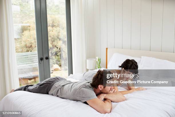 fotos e imágenes de Couple Talking In Bed - Getty Images fotos e imágenes de Couple Talking In Bed - Getty Images