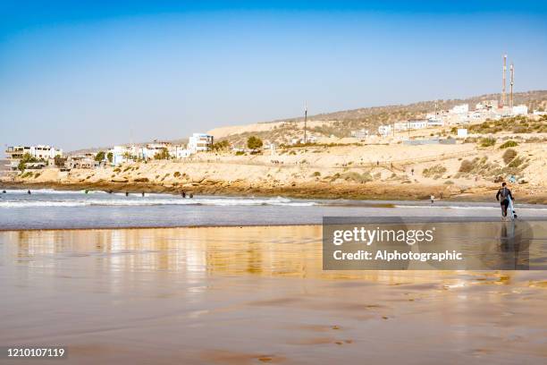 the sea bij taghazout, marokko - silver surfer stockfoto's en -beelden