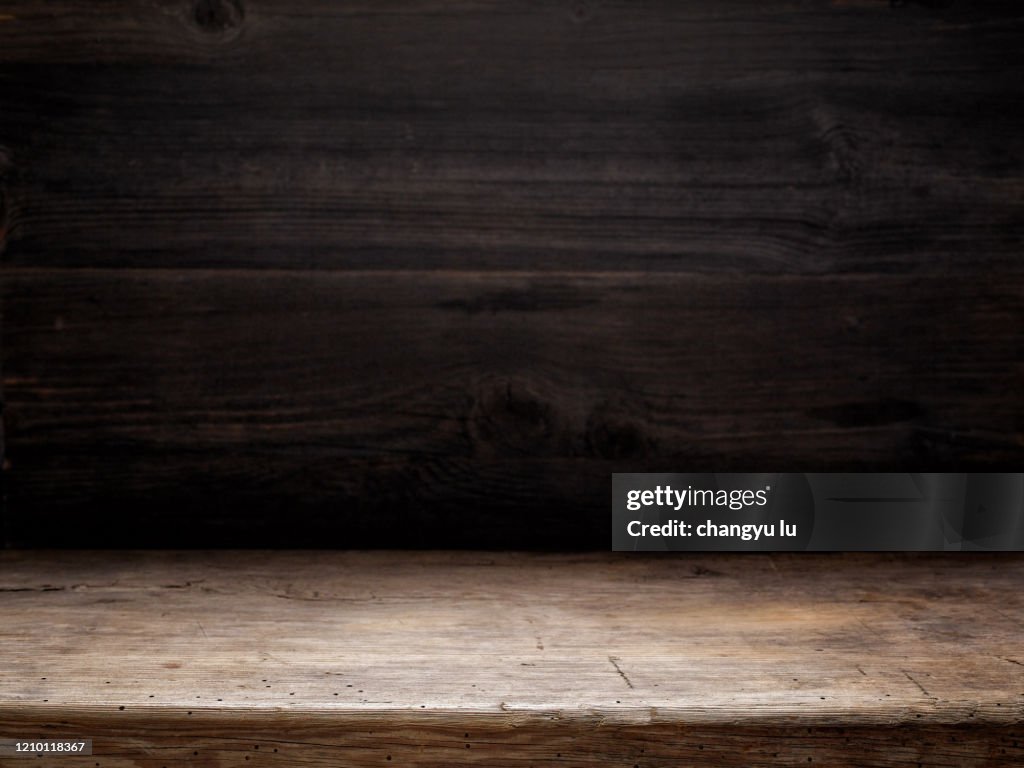 Neat exhibition table;