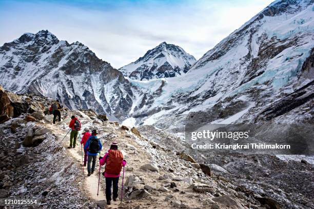 walking to everest base camp in nepal. - mount everest stock-fotos und bilder