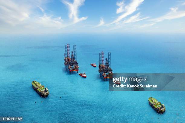 offshore oil rig in the gulf - province de songkhla photos et images de collection