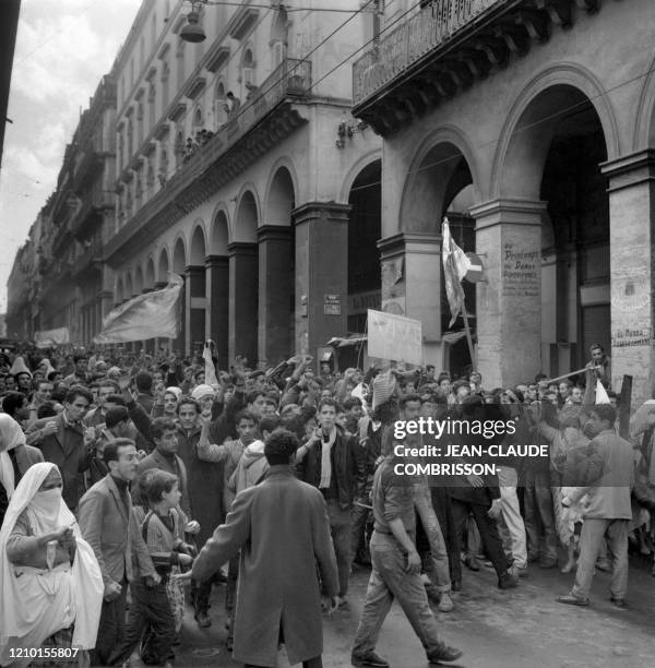 Des milliers de d'Algériens musulmans sont descendus vers les quartiers européens d'Alger aux cris de "Yahia de Gaulle", "Algérie algérienne" et...