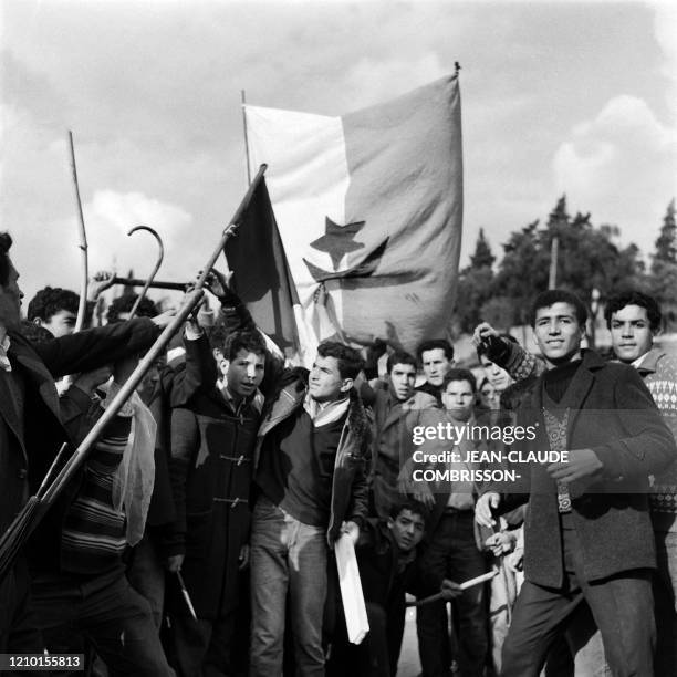 Des milliers de d'Algériens musulmans armés de bâtons et brandissant le drapeau FLN descendent vers les quartiers européens d'Alger aux cris de...