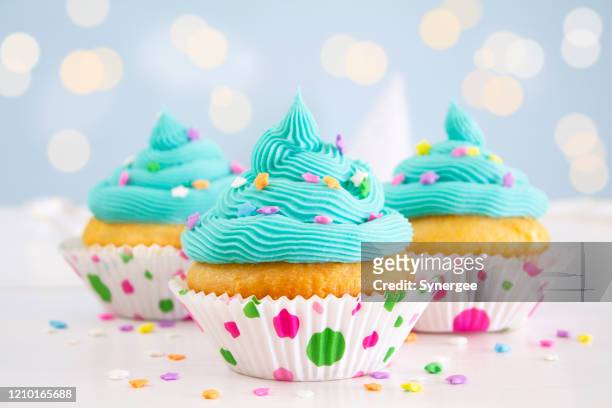 party cupcakes - fondant cakes fotografías e imágenes de stock