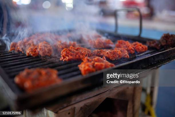 longaniza sausage being cooked in a grill al in close up - mexican picnic stockfoto's en -beelden