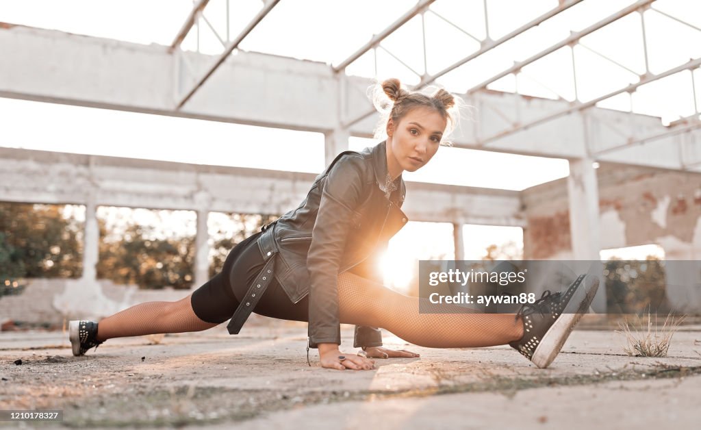 Jonge vrouw die de spleten doet