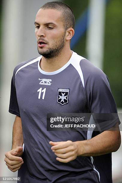 Auxerre's Israeli striker Ben Sahar takes part in a training session, on August 13, 2011 at the Abbe-Deschamps stadium in Auxerre. AFP PHOTO / JEFF...