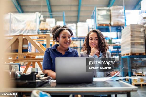 magazijnmedewerkers die laptop in installatie gebruiken - business inventory computer stockfoto's en -beelden