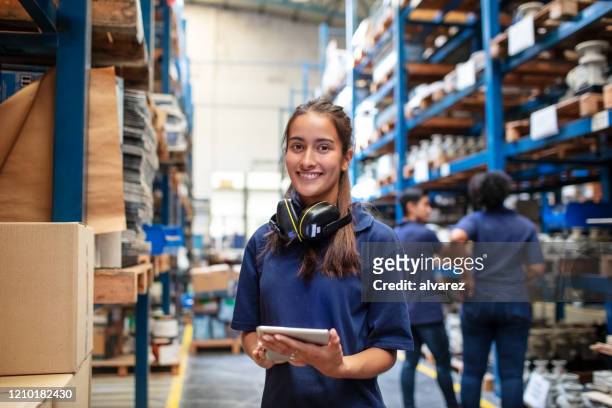 trabajadora de almacén segura - factory fotografías e imágenes de stock