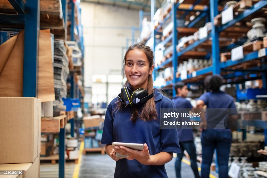 Travailleuse confiante d’entrepôt