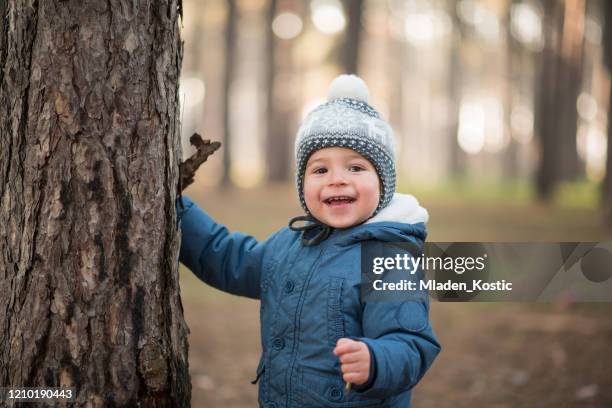 kleines kind lacht und spielt draußen - baby lachen natur stock-fotos und bilder