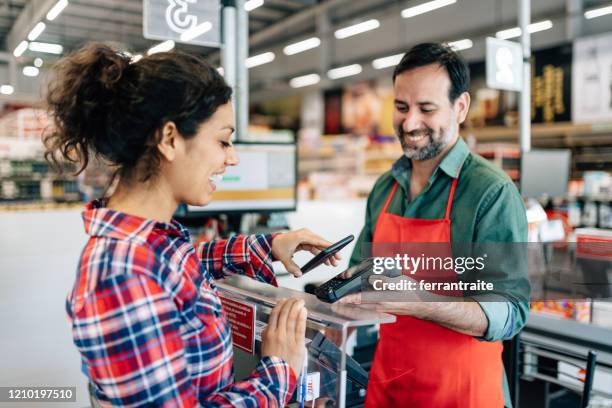 pagamento contactless supermercato - paying supermarket foto e immagini stock