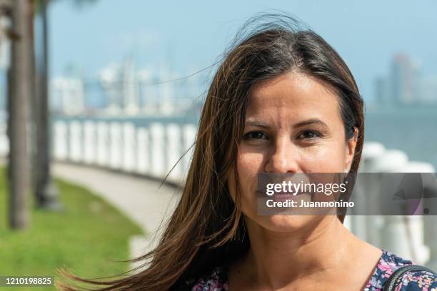 ernstige aantrekkelijke rijpe spaanse vrouw die de camera bekijkt - italiaanse etniciteit stockfoto's en -beelden