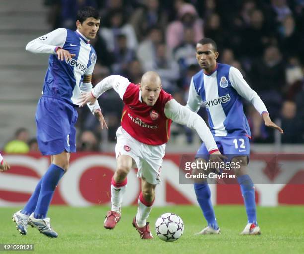 Fredrik Ljungberg of Arsenal in action against Lucho González and Jose Bosingwa of Porto during the UEFA Champions League Group G match between FC...