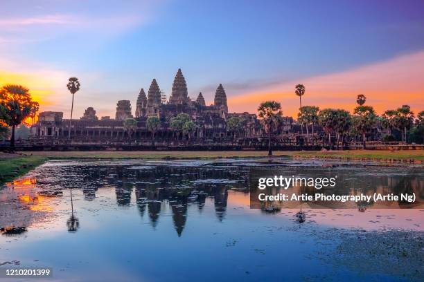 sunrise with angkor wat, siem reap, cambodia - angkor wat stock-fotos und bilder