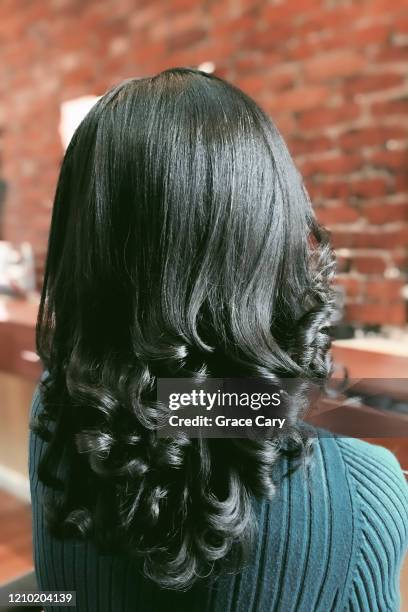 back of head of black woman with relaxed hair - hairdressers black woman stock-fotos und bilder