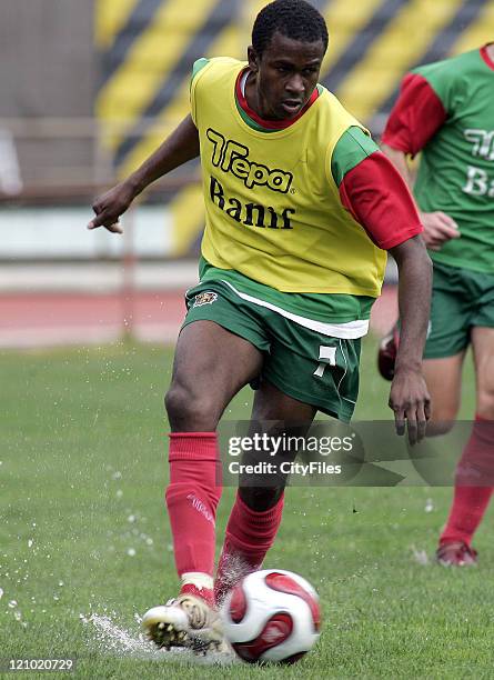 Kanu in action during Maritimo training session in Funchal, Portugal on January 25, 2007.