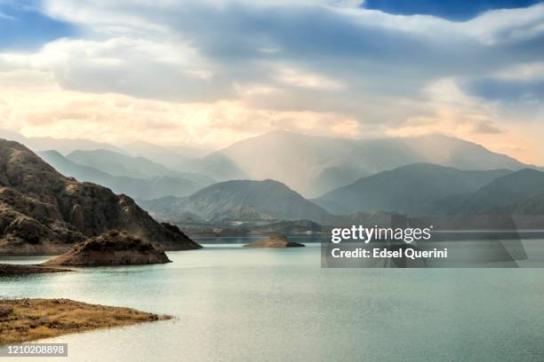 vista del lago potrerillos nelle ande, provincia di mendoza, argentina. - mendoza foto e immagini stock