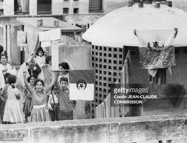 Sur un toit à Alger, de jeunes enfants brandissent un drapeau F.L.N le 01 novembre 1961, la "Journée de l'Indépendance". Durant toute cette journée,...