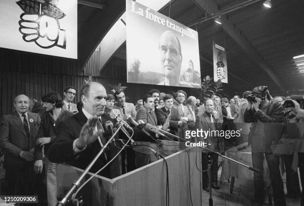Le candidat aux élections présidentielles et maire d'Epinal François Mitterrand prend la parole à la tribune sous une affiche "La force tranquille"...