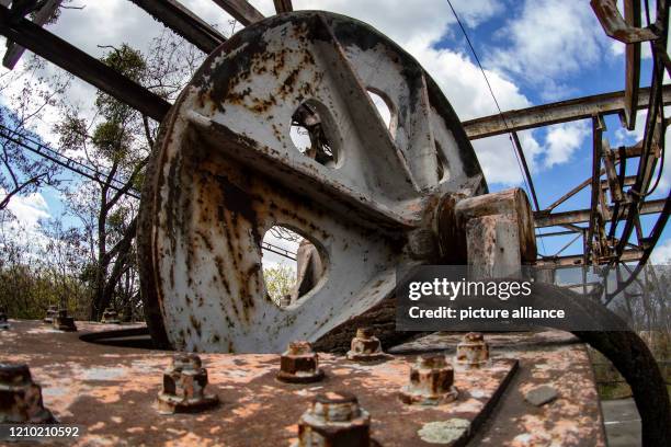 April 2020, Brandenburg, Rüdersdorf: Rusty wheels of the former cable car deflection station in the Rüdersdorf Museum Park. Photo: Paul...