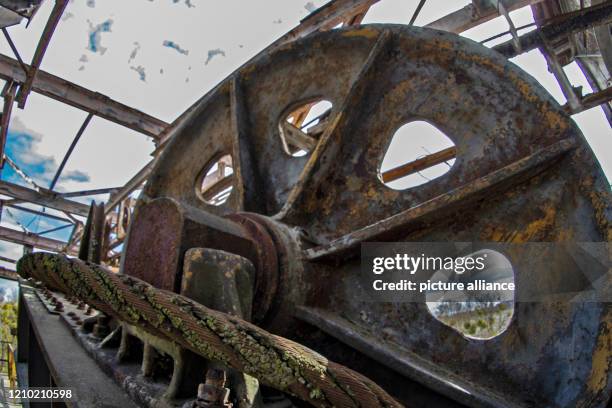 April 2020, Brandenburg, Rüdersdorf: Rusty wheels of the former cable car deflection station in the Rüdersdorf Museum Park. Photo: Paul...
