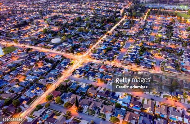 häuser bei nacht in orange county, kalifornien - contact us stock-fotos und bilder