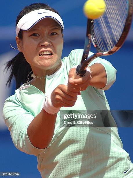 Na Li in action against Gisela Dulko during their quarterfinal match in the 2006 Estoril Open at the Estadio Nacional in Estoril, Portugal on May 5,...