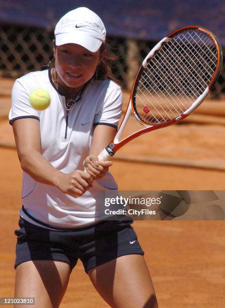 Jie Zheng in action against Pous Tio during their second round match in the 2006 Estoril Open in Estoril, Portugal on May 4, 2006.