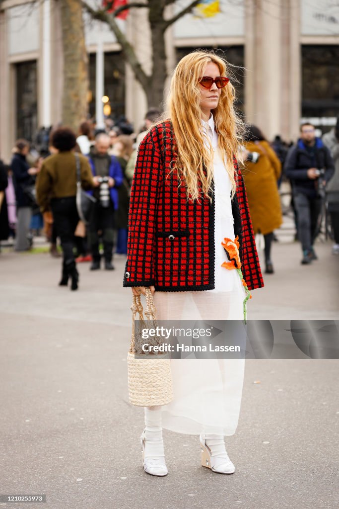 Street Style - Paris Fashion Week - Womenswear Fall/Winter 2020/2021 : Day Nine