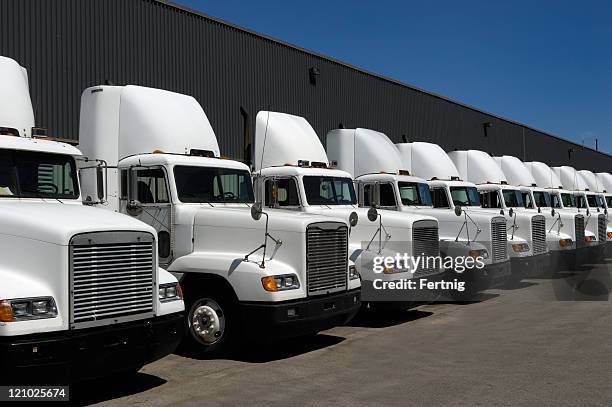 tractor trailers in line - fleet stockfoto's en -beelden