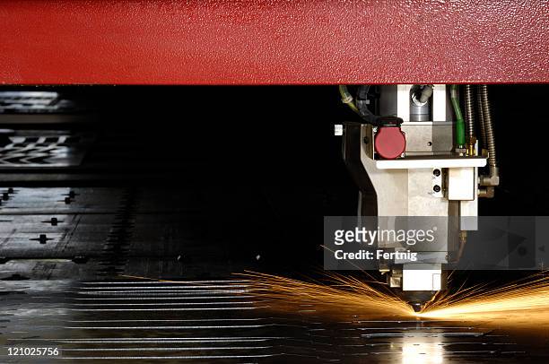 high-speed laser cutting machine - manufacturing machinery stockfoto's en -beelden