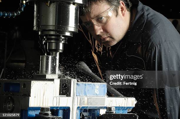 milling machine operator - metaalindustrie stockfoto's en -beelden