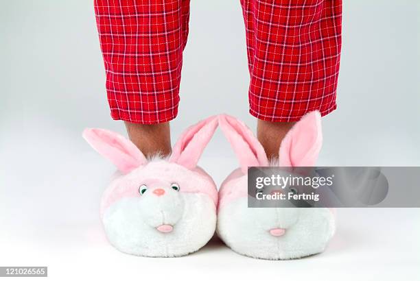 maschile gambe in bunny pantofole - pigiama foto e immagini stock