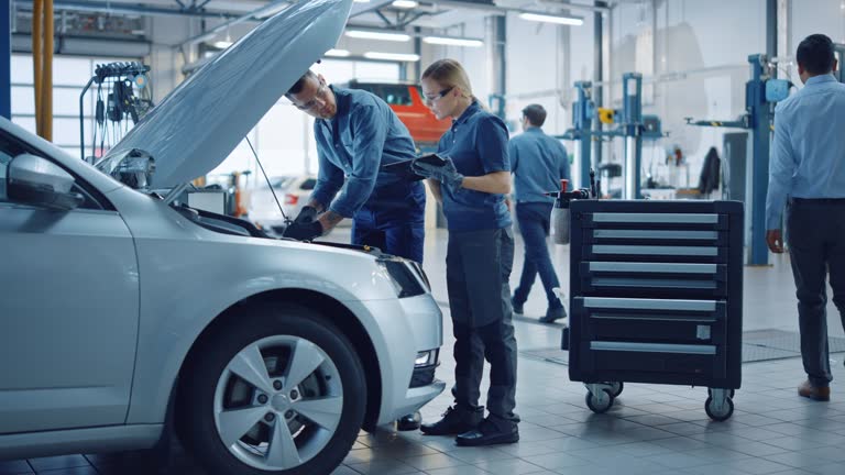 https://media.gettyimages.com/id/1210295516/video/two-mechanics-in-a-service-are-inspecting-a-car-after-they-got-the-diagnostics-results-female.jpg?b=1&s=640x640&k=20&c=EEHMcWaSTo-FCjTvku5KX8tZzEodLQMu7Z5ERbrWdYk=