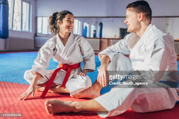 junge teenager karate-studenten ruhen auf übung matte - karateka stock-fotos und bilder
