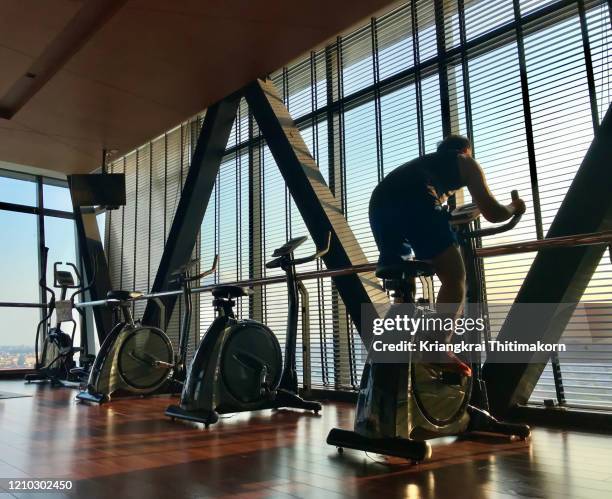 healthy lifestyle: workout in the gym. - passenger train stockfoto's en -beelden